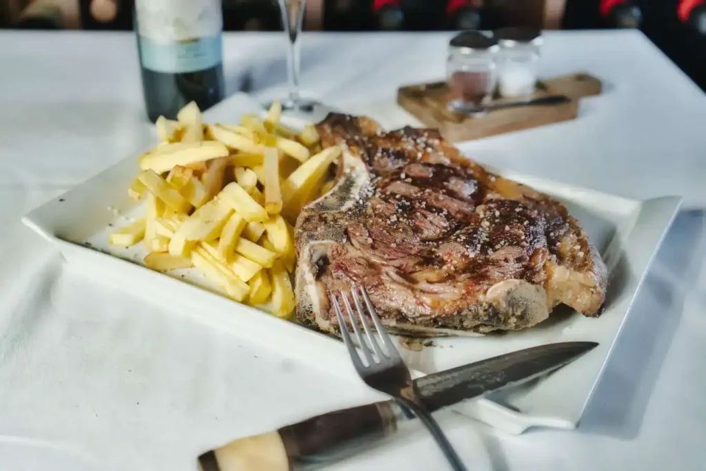 Entrecot argentino con guarnición en Milonga's, asador en Sevilla