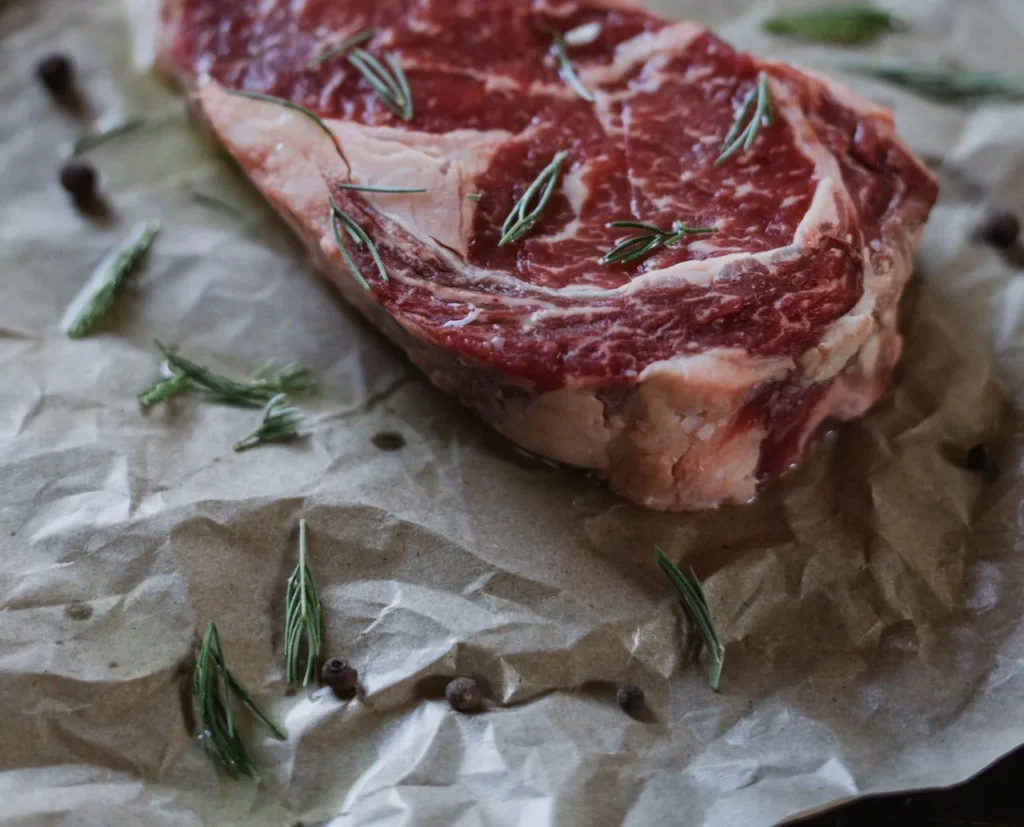 Entrecot premium madurado listo para la parrilla en Milonga's, Sevilla