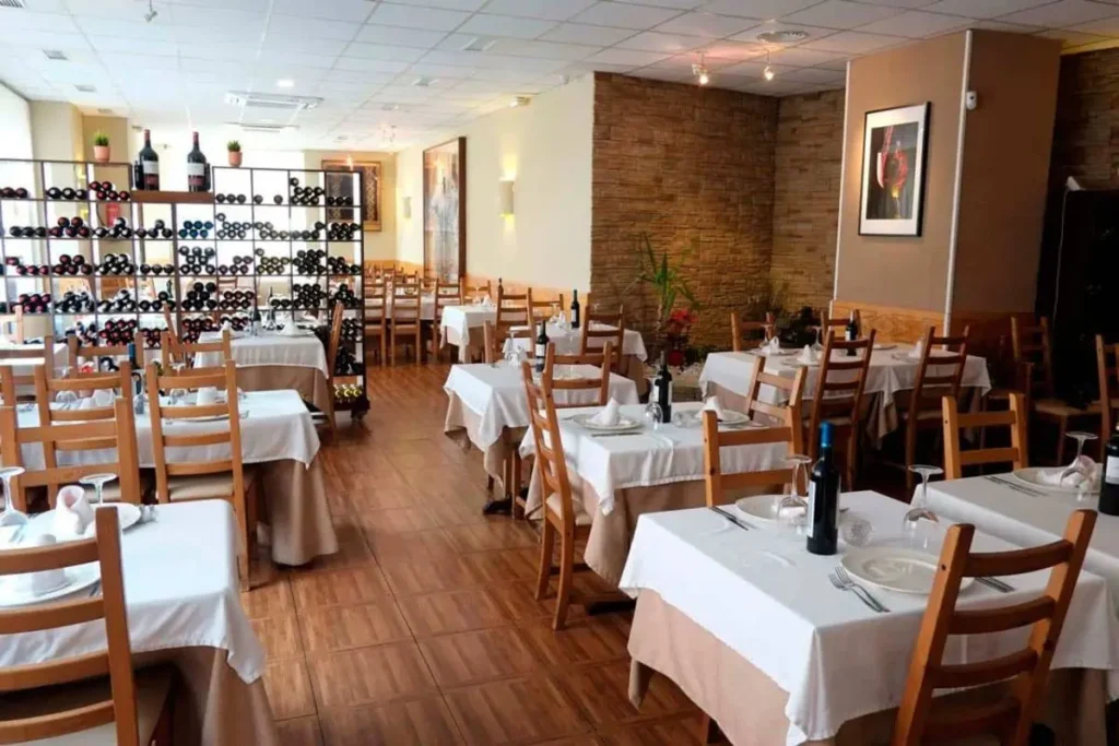 Interior del restaurante Milonga's Santa Justa, asador argentino en Sevilla